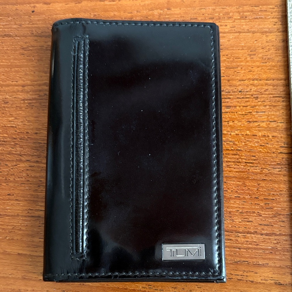TUMI Amalfi Series / Made in Italy Glossy Black Leather Card Holder